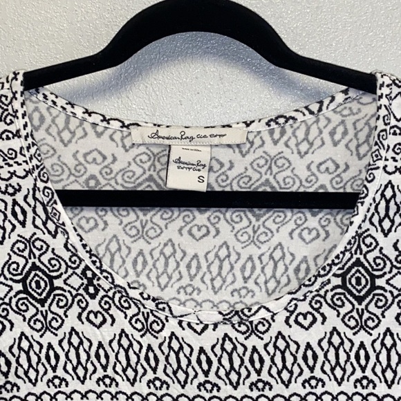 American Rag Cie Size Small Black & White Patterned Cropped Top: 4790 - Picture 2 of 6
